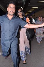 Sonam Kapoor leave for London to promote Bhaag Mikha Bhaag in Mumbai Airport on 3rd July 2013 (26).JPG
